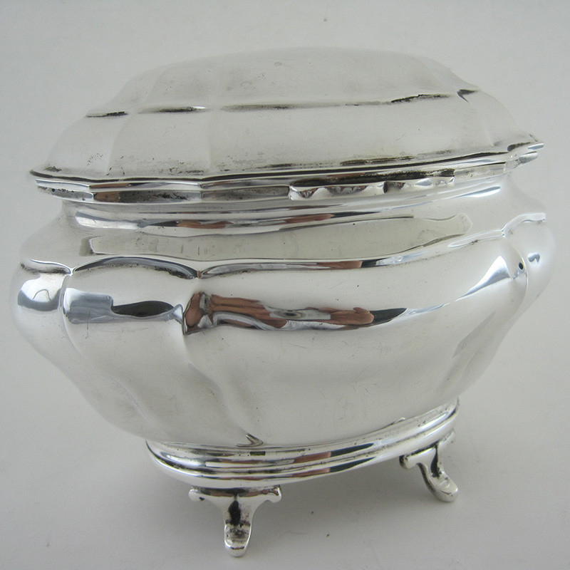 Large fluted bombe Shaped Good Quality Silver Tea Caddy (1913)