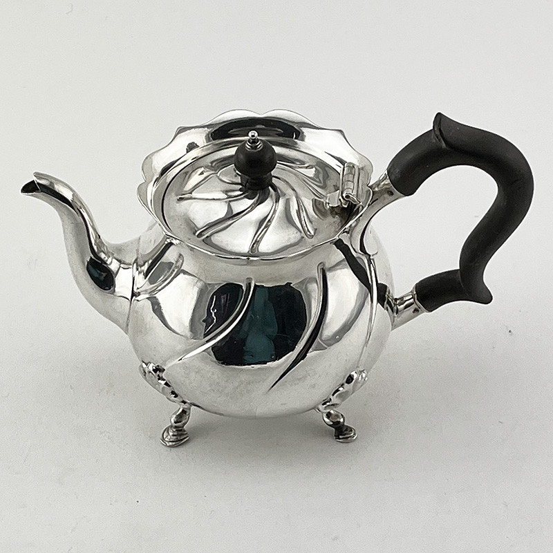 Carrington & Co Edwardian Sterling Silver Tea Pot (1907) Carrington & Co Edwardian Sterling Silver Tea Pot (1907)