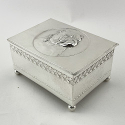 Silver Plated Trinket Box Depicting an Embossed Old English Bull Dog