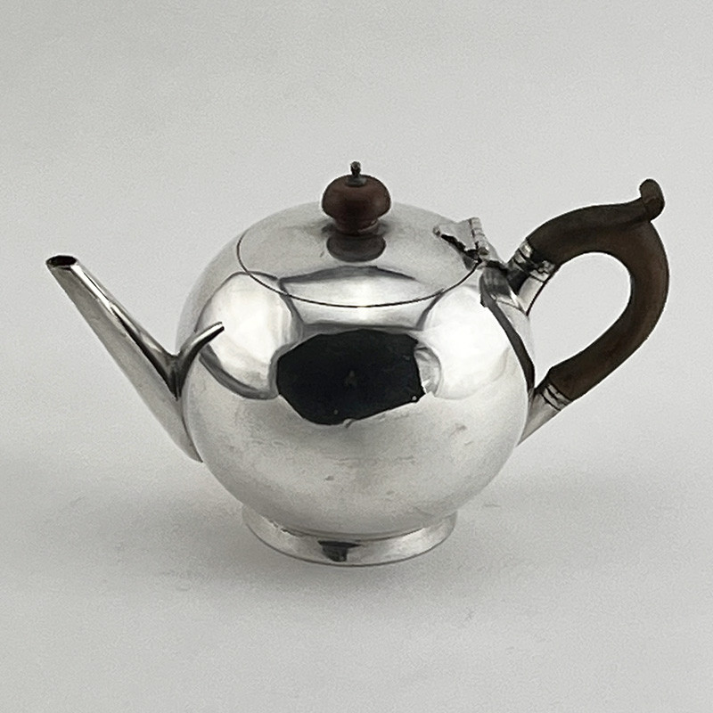 Stylish Plain Victorian Silver Plated Bullet Shaped Tea Pot (c.1890) Stylish Plain Victorian Silver Plated Bullet Shaped Tea Pot (c.1890)
