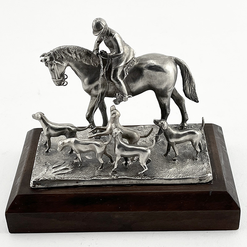 Good Quality Cast Sterling Silver Model of the Master on Horseback with Hounds (1978) Good Quality Cast Sterling Silver Model of the Master on Horseback with Hounds (1978)
