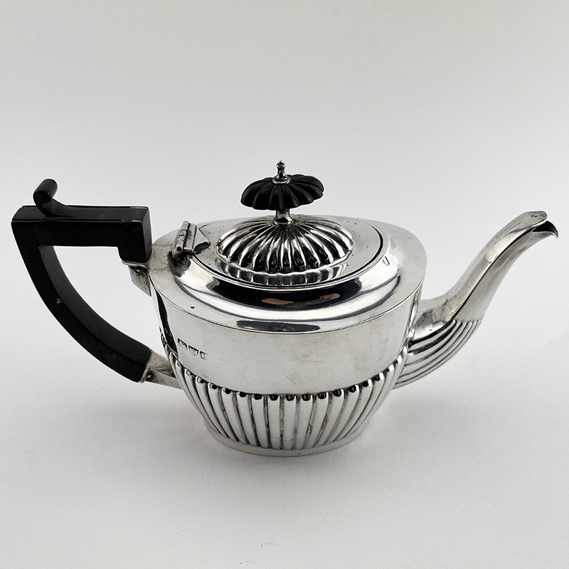 Late Victorian Chester Sterling Silver Bachelor Style Tea Pot (1900) Late Victorian Chester Sterling Silver Bachelor Style Tea Pot (1900)