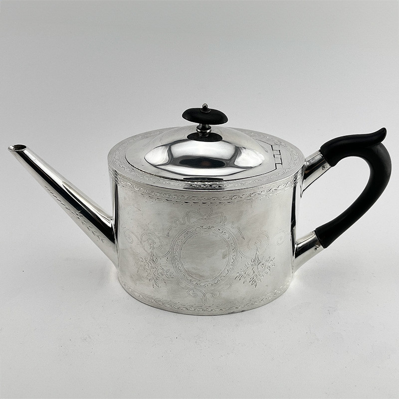 Elegant Georgian Style Victorian Silver Plated Teapot (c.1895) Elegant Georgian Style Victorian Silver Plated Teapot (c.1895)
