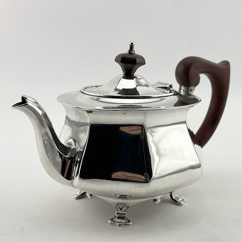 Arts and Crafts Style Edwardian Sterling Silver Tea Pot (1908) Arts and Crafts Style Edwardian Sterling Silver Tea Pot (1908)