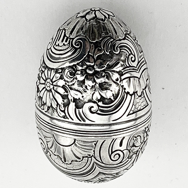 Georgian Sterling Silver Nutmeg Grater with Screw Down Lid (c.1790) Georgian Sterling Silver Nutmeg Grater with Screw Down Lid (c.1790)