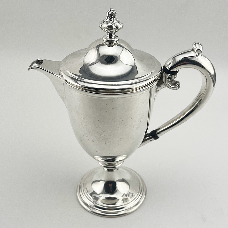 Victorian Silver Plated Argyle with Crested Plain Urn Shaped Body (c.1900) Victorian Silver Plated Argyle with Crested Plain Urn Shaped Body (c.1900)