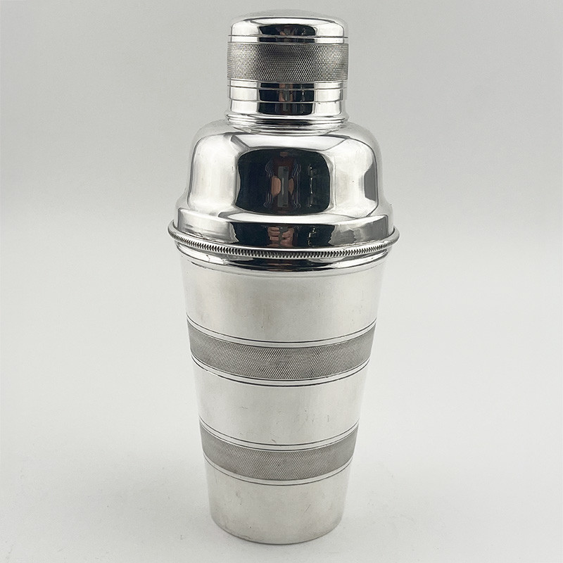 Handsome Silver Plated Engine Turned Cocktail Shaker (c.1940) Handsome Silver Plated Engine Turned Cocktail Shaker (c.1940)
