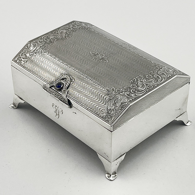 Unusual Shaped Sterling Silver Jewellery or Trinket Box (1928) Unusual Shaped Sterling Silver Jewellery or Trinket Box (1928)