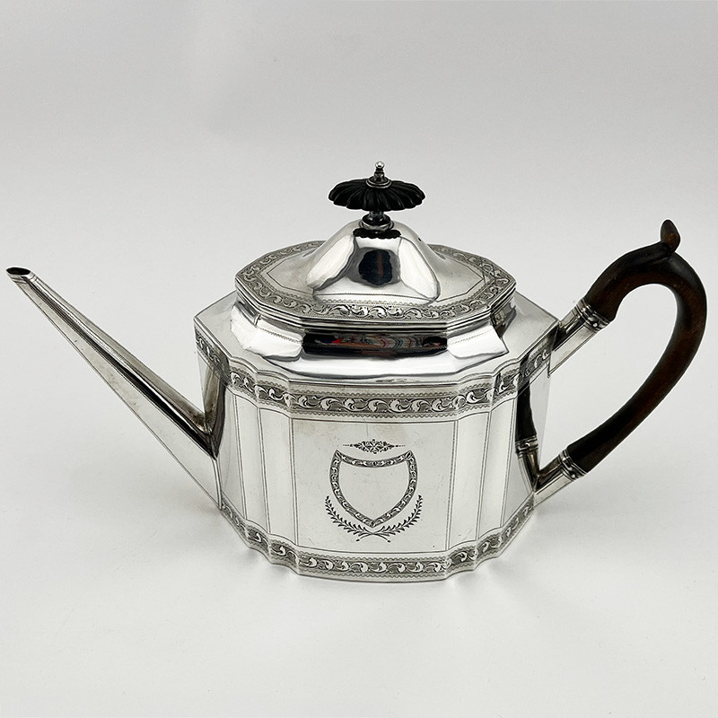 Georgian Henry Chawner Sterling Silver Teapot (1794) Georgian Henry Chawner Sterling Silver Teapot (1794)