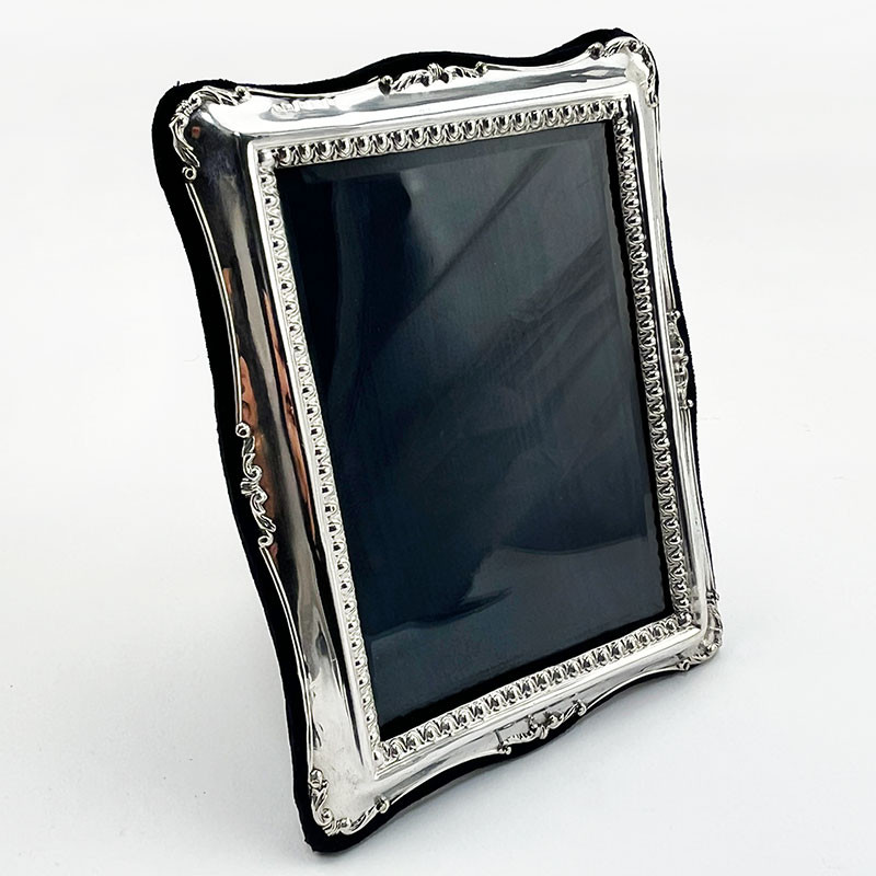 Attractive Henry Matthews Edwardian Sterling Silver Photo Frame (1910)