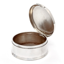 William Comyns Silver Trinket or Jewellery Box with a Gadroon and Scroll Decoration