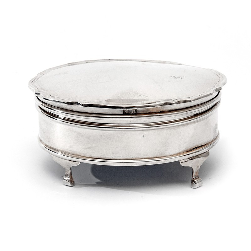 Plain Silver Jewellery or Trinket Box with a Hinged Pie Crust Border Lid